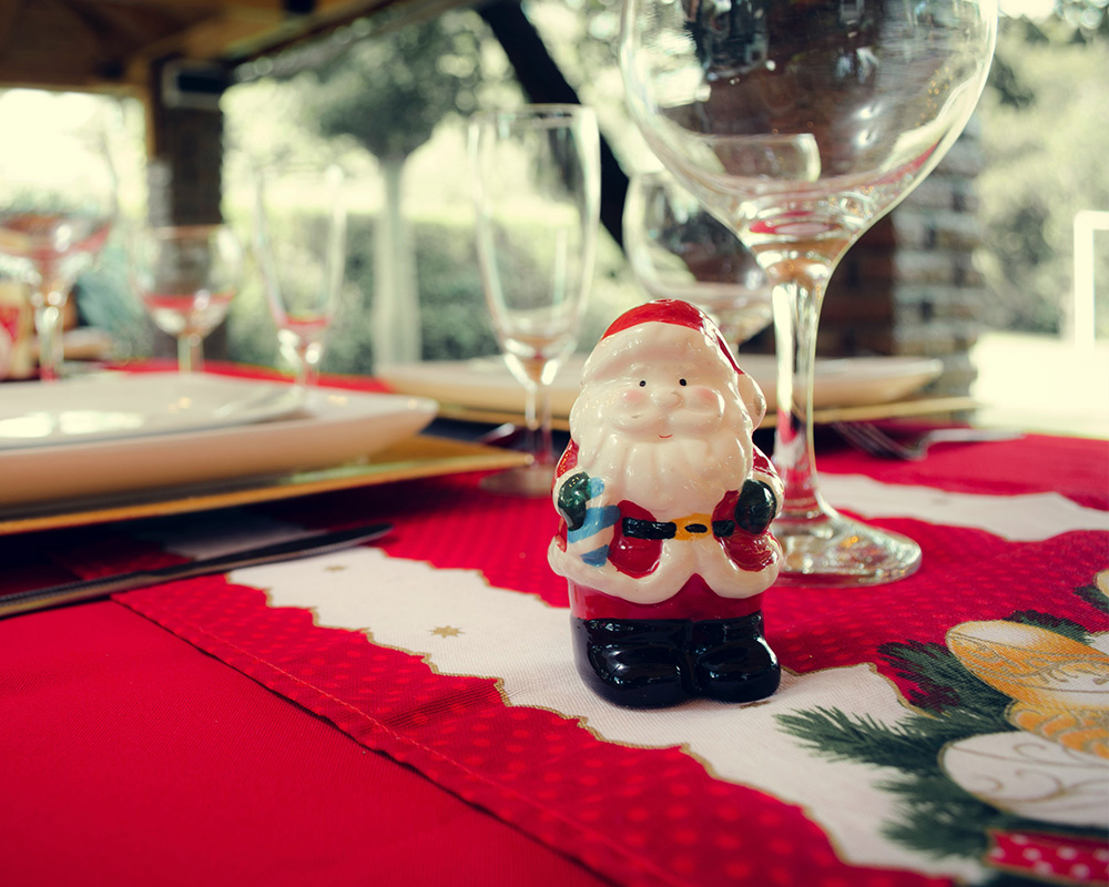 Decorațiuni pentru masa din ajunul Crăciunului: figurină de Moș Crăciun, față de masă