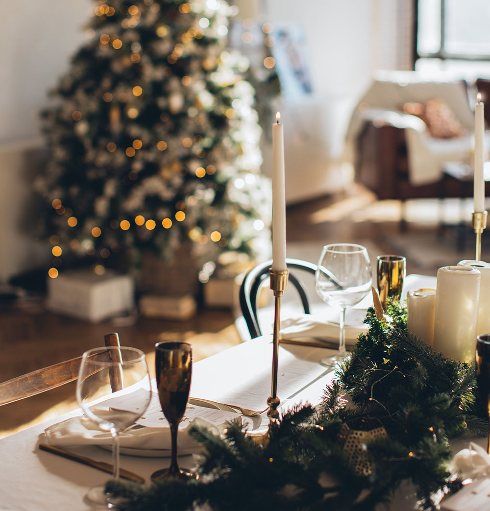 Decorațiuni interioare de Crăciun și masă de Ajun cu stuf și lumânări