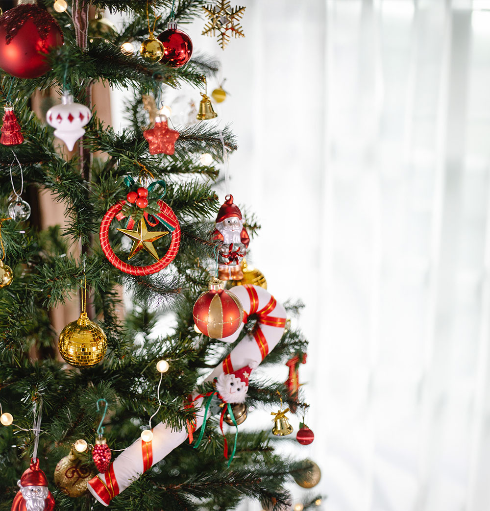 Decorațiuni pe bradul de Crăciun: ornamente, steluțe și pandantive