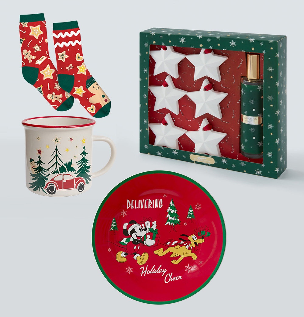 Set de Crăciun, șosete și căni de Crăciun și veselă cu tematică Mickey Mouse disponibile pentru a fi cumpărate în magazinele Pepco.