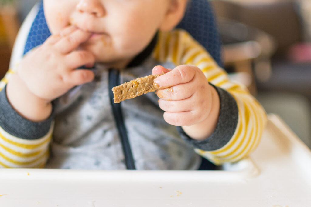 Copilul mănâncă prin metoda BLW