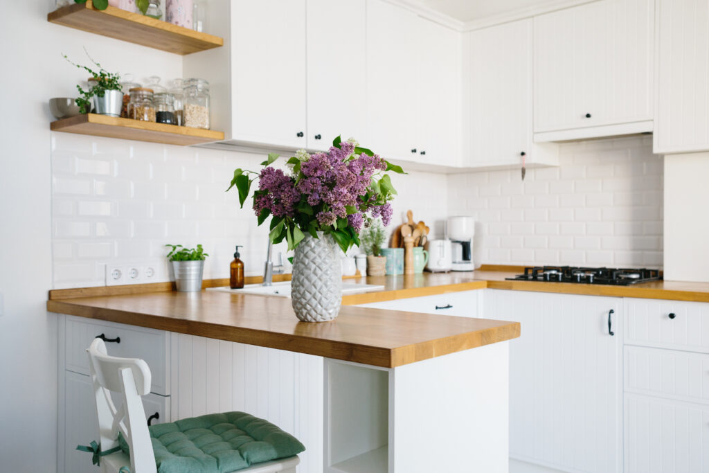 Bucătărie mică, cu mobilier alb în stil scandinav