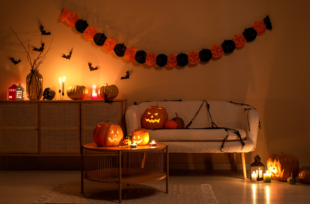 Sufragerie cu felinare de Halloween și decorațiuni de Halloween