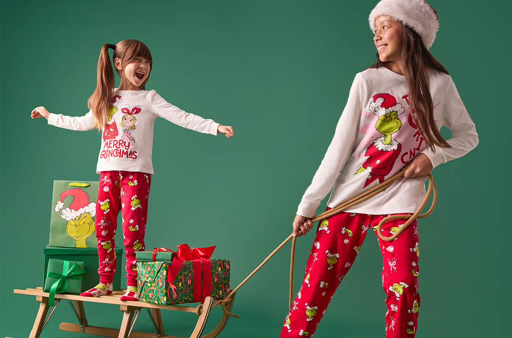 Fete jucându-se în pijamale Grinch