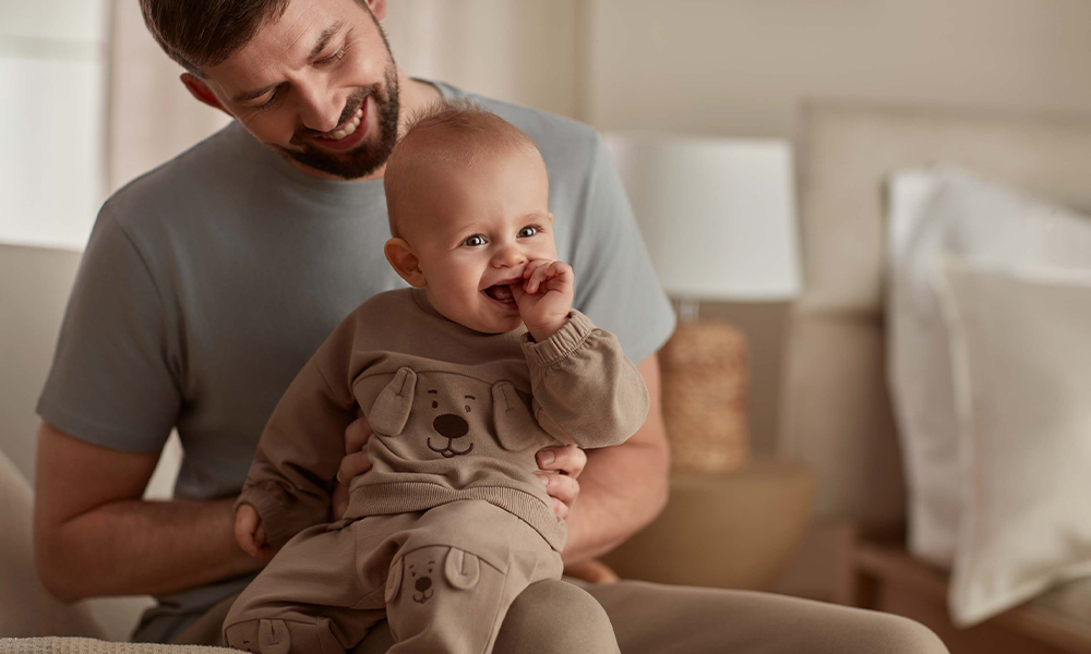 Copil în poala tatălui